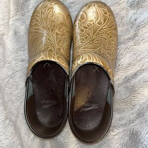 Size 8 Dansko Women's Tan Floral Mules